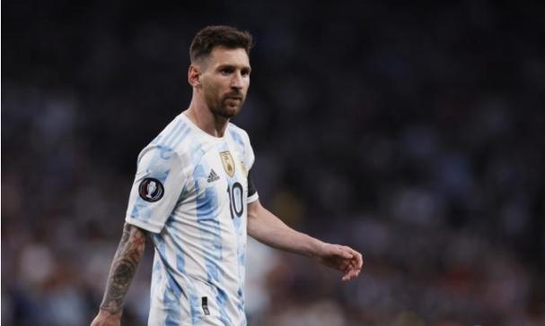 街头白T与牛仔：藏在日常里的松弛美学